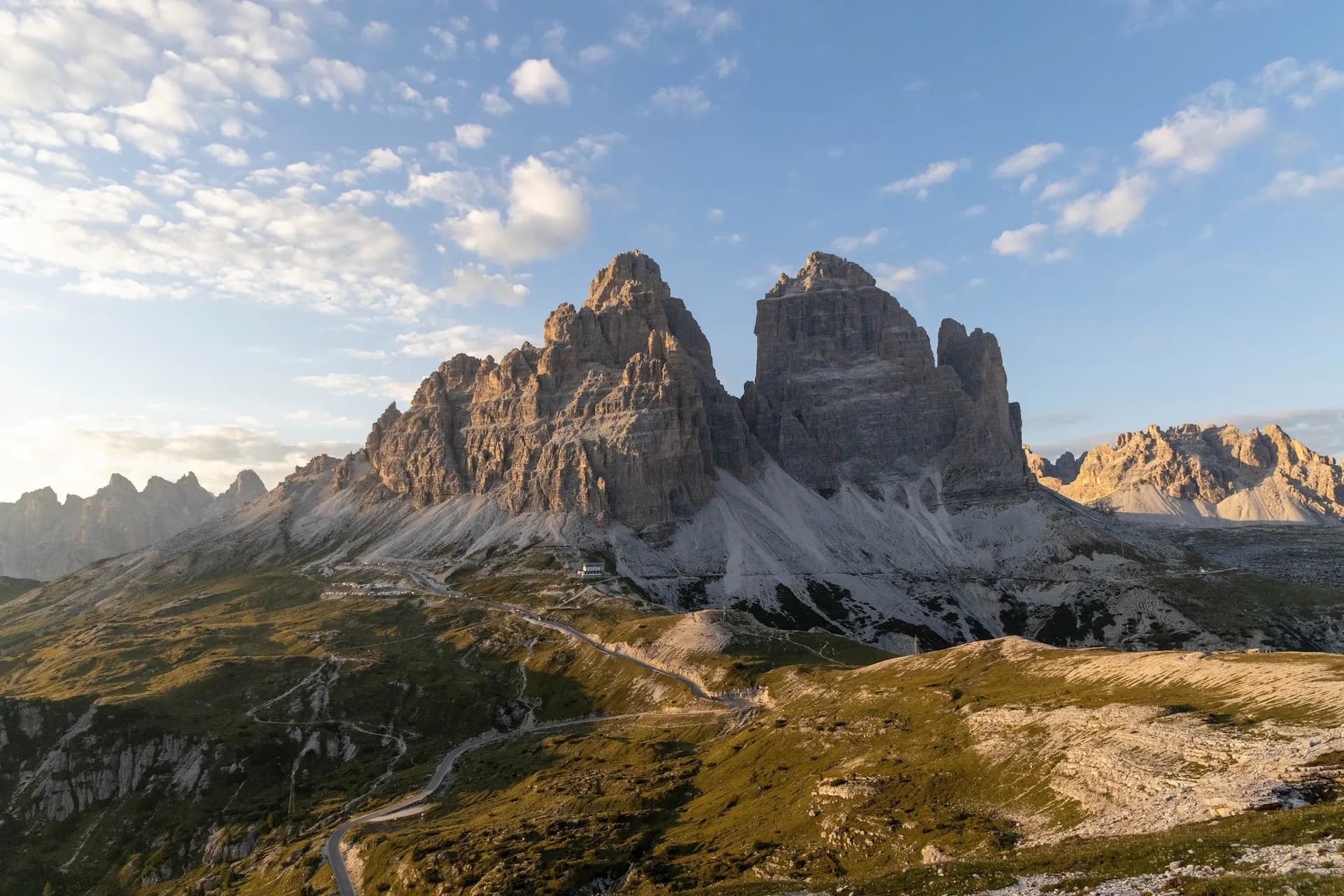 Dramatické skalní útvary Dolomit při západu slunce