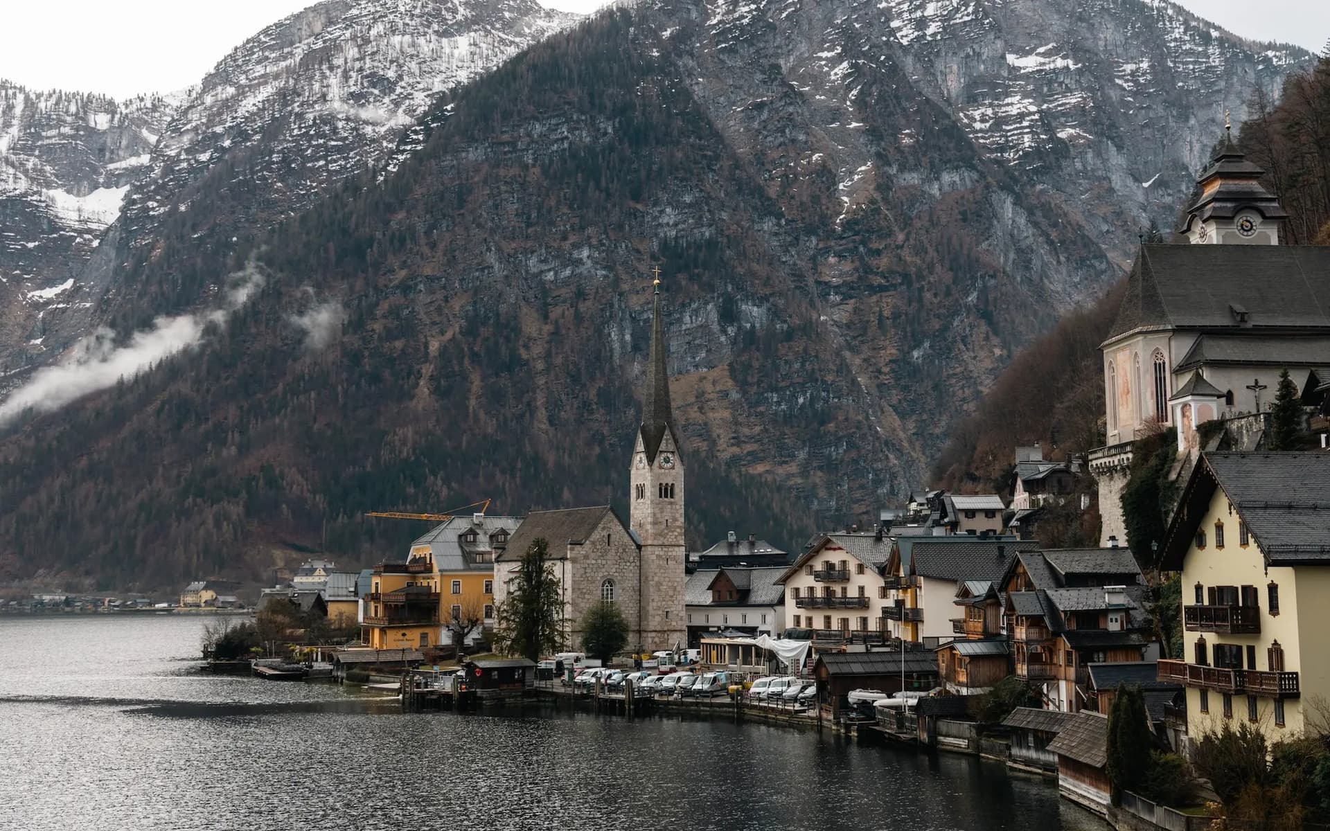 Malebné alpské městečko u jezera s historickou architekturou