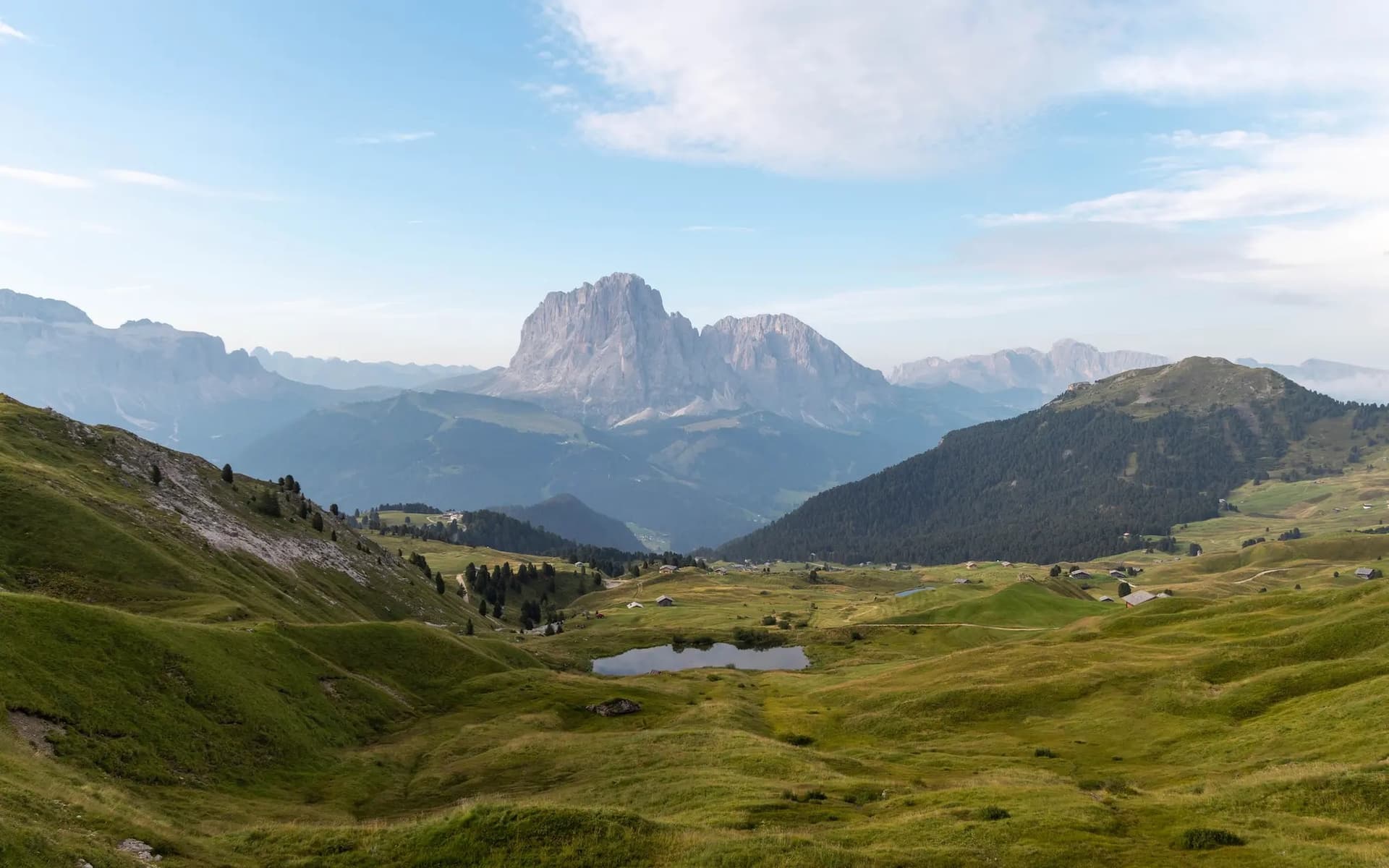 Panoramatický pohled na alpské údolí s horskými vrcholy